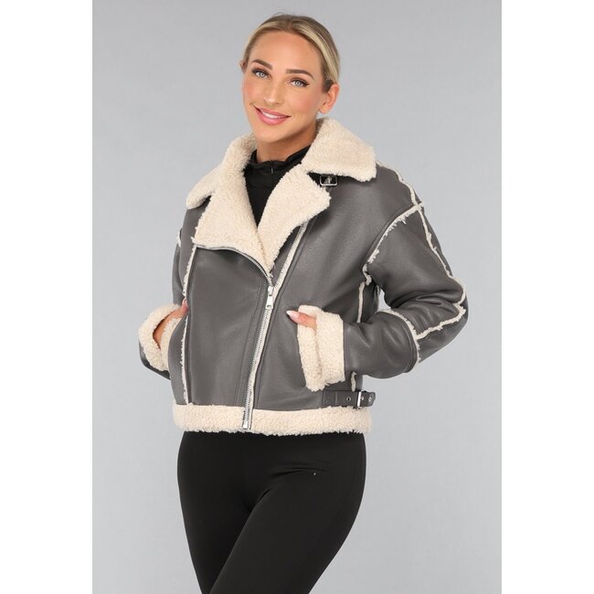 Graue Jacke in Lederoptik mit Teddy-Futter