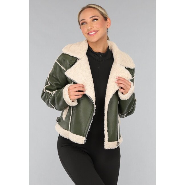 Grüner Lammy-Mantel in Lederoptik mit Schnallendetails