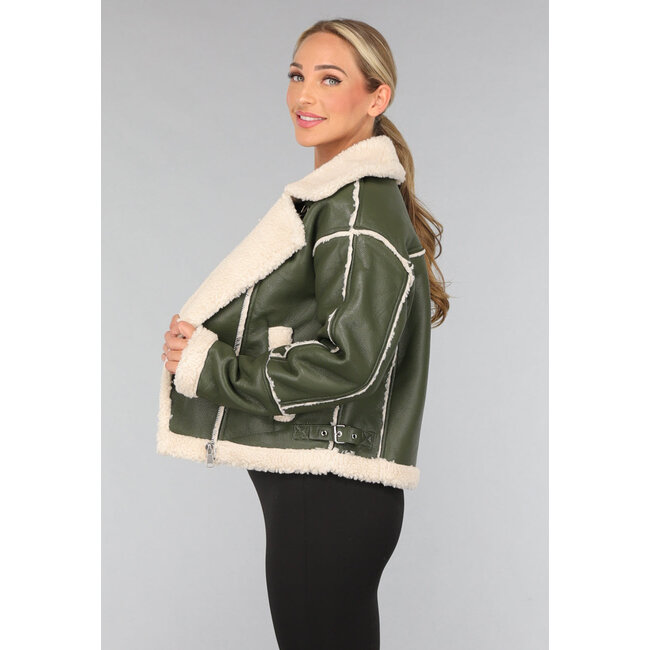 Grüner Lammy-Mantel in Lederoptik mit Schnallendetails