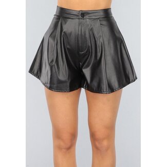 Schwarze weite Plissee-Shorts in Lederoptik