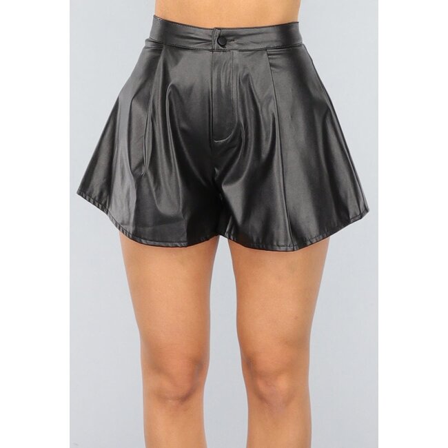 Schwarze weite Plissee-Shorts in Lederoptik