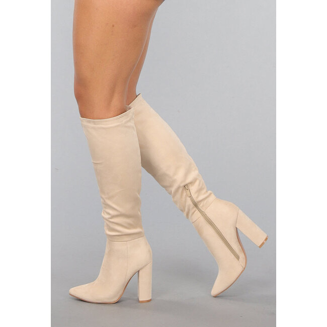 Beigefarbene Stiefel in Wildlederoptik mit Absatz