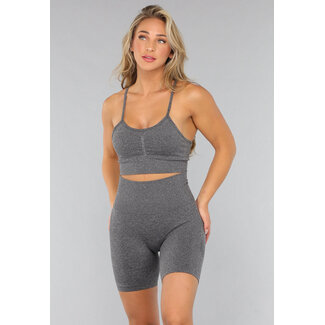Graues Fitness-Set mit Shorts