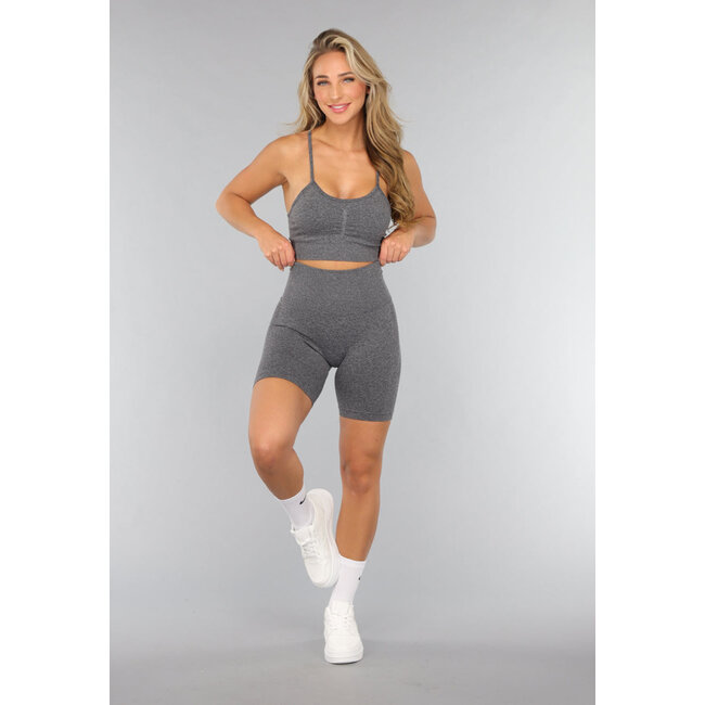 Graues Fitness-Set mit Shorts