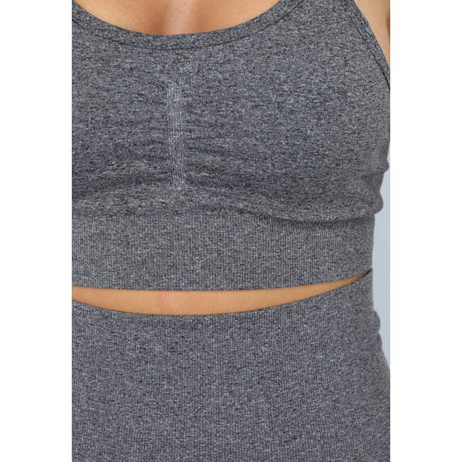 Graues Fitness-Set mit Shorts