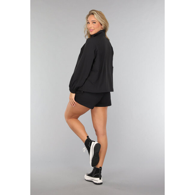 Schwarzes Sport-Set mit Windbreaker