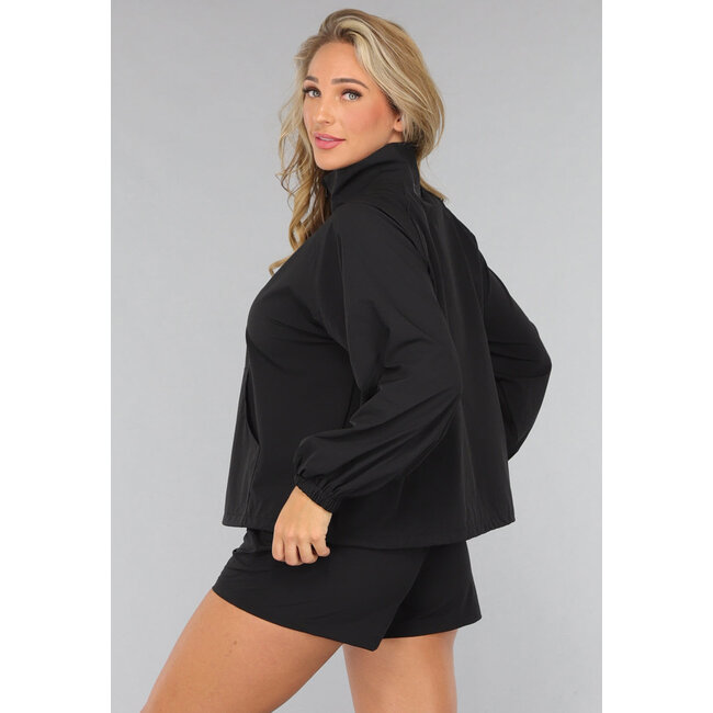 Schwarzes Sport-Set mit Windbreaker