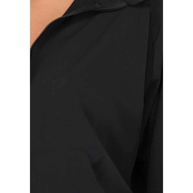 Schwarzes Sport-Set mit Windbreaker