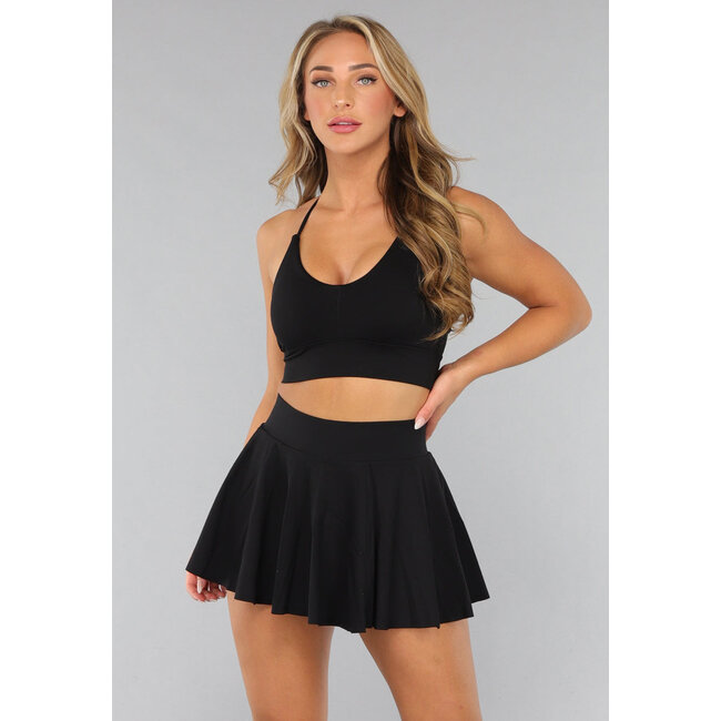 Schwarzes Sportset mit Faltenrock