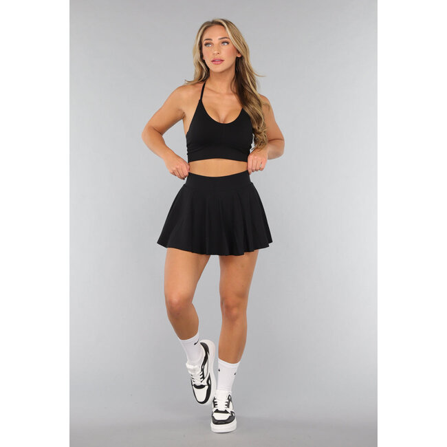 Schwarzes Sportset mit Faltenrock