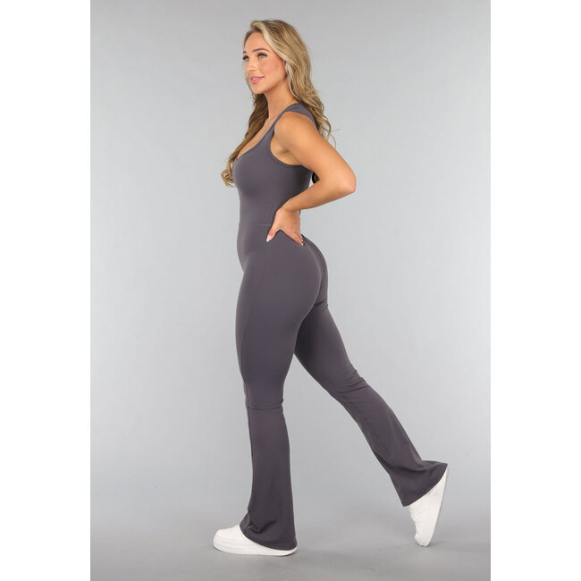 Anthrazitfarbener Flair Jumpsuit mit breiten Schulterträgern