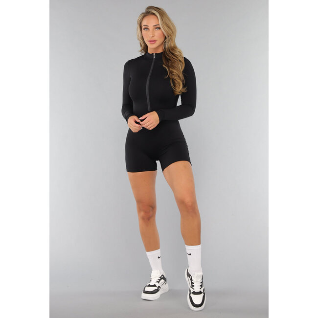 Eng anliegender schwarzer Playsuit