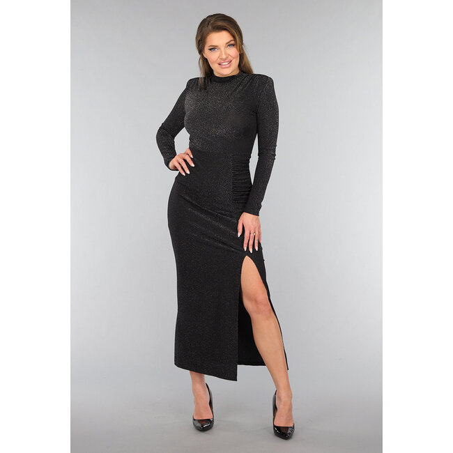 Schwarzes Glitzerkleid mit Schulterpolstern und Schlitz