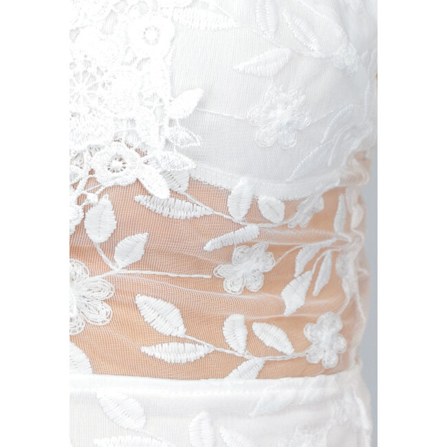 Weißes langes Hochzeitskleid mit gestickten Details