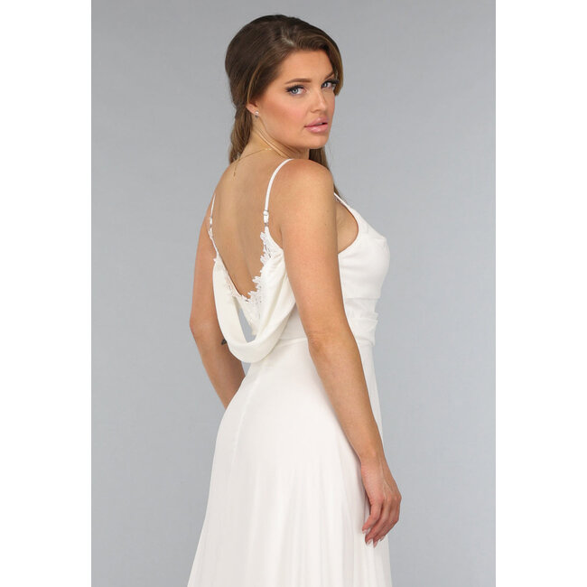 Weißes langes Hochzeitskleid mit Spitzendetail