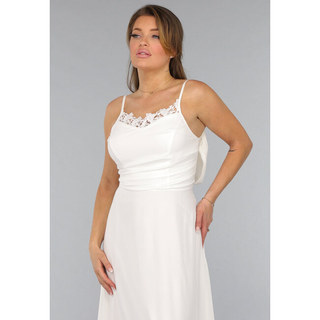 Weißes langes Hochzeitskleid mit Spitzendetail