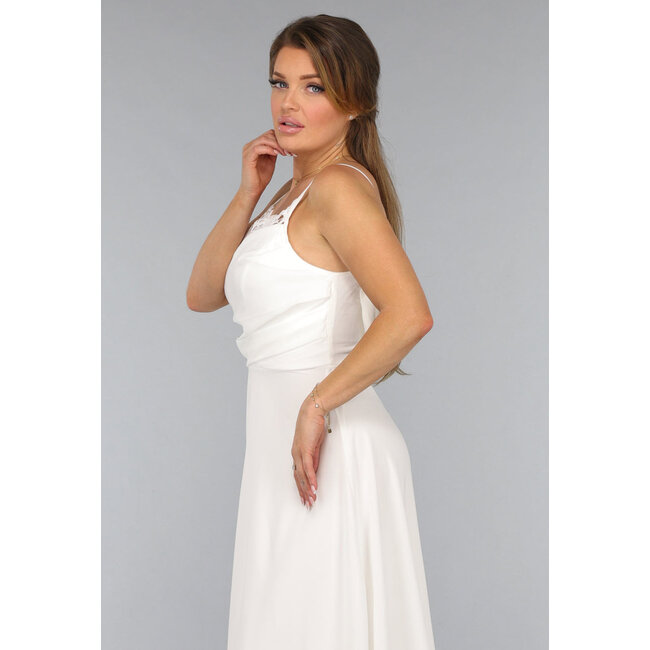 Weißes langes Hochzeitskleid mit Spitzendetail