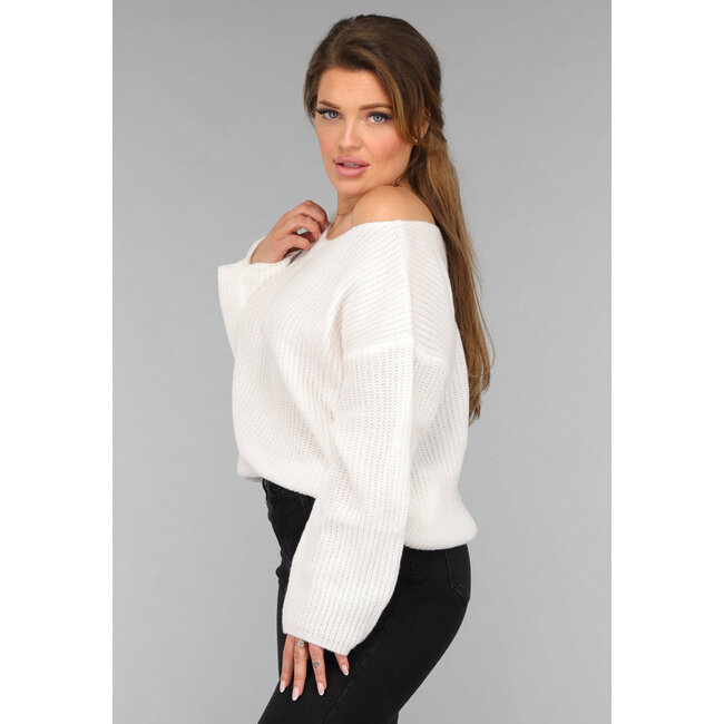 Weißer Strickpullover mit weiten Ärmeln