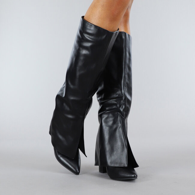 Lange schwarze gefaltete Stiefel mit spitzer Nase