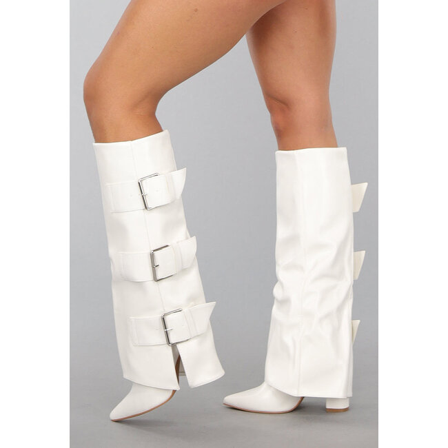 Weiße Reversstiefel mit Schnallendetail
