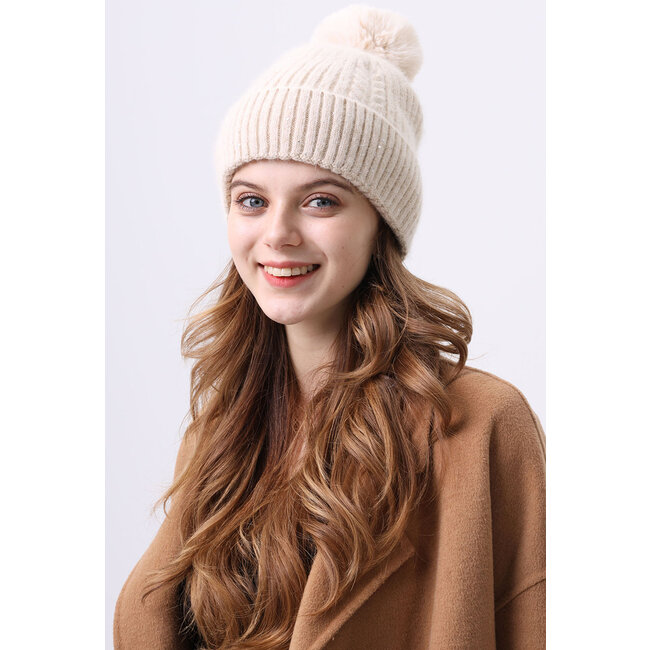 Strickmütze mit Bommel