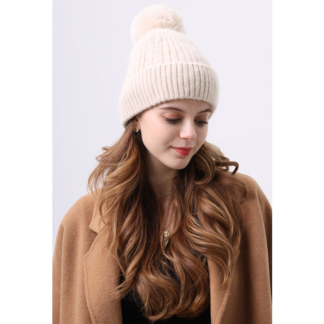 Strickmütze mit Bommel