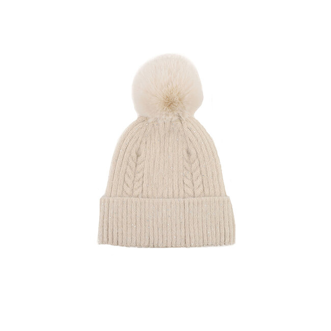 Strickmütze mit Bommel