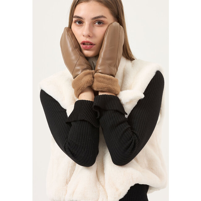 Fäustlinge in Lederoptik mit Pelzbesatz