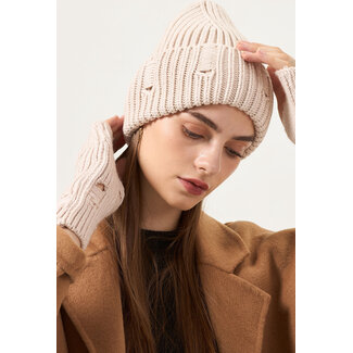 Grob gestrickte, zerrissene Mütze