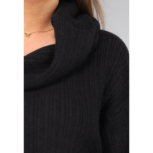 Schwarzer weicher schulterfreier Pullover