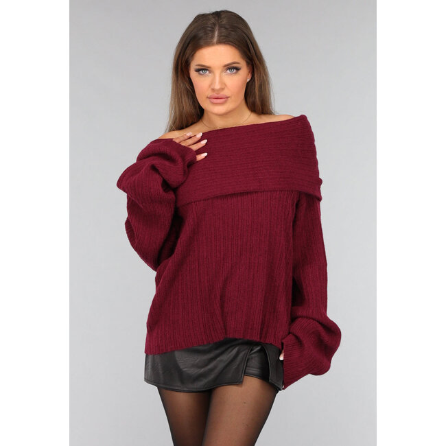 Burgunderfarbener schulterfreier Pullover