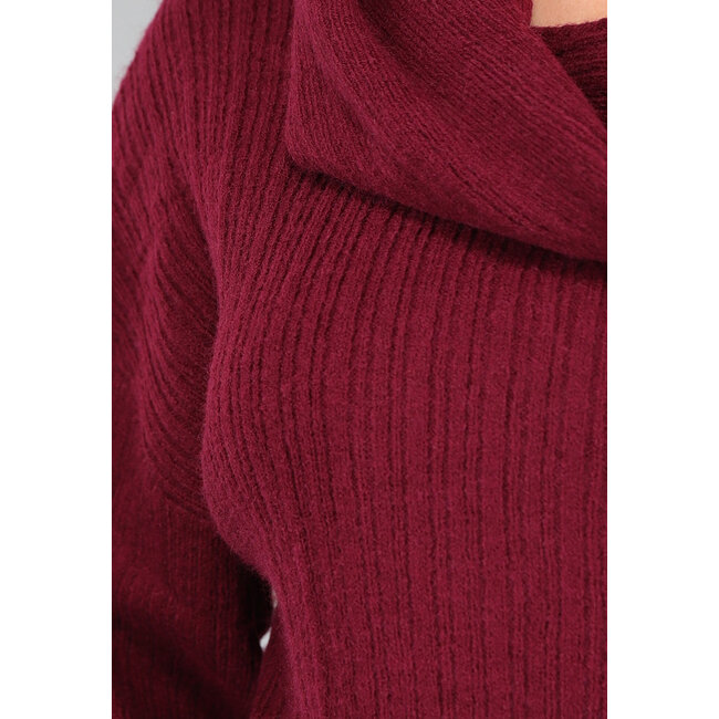 Burgunderfarbener schulterfreier Pullover