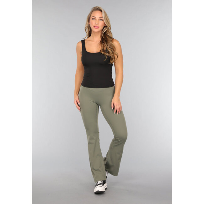Schwarzes Rippentanktop mit Pads