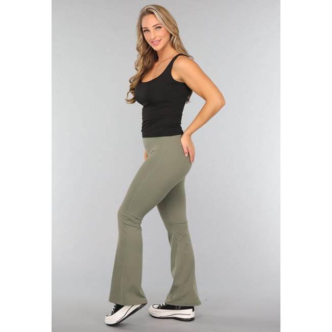 Schwarzes Rippentanktop mit Pads