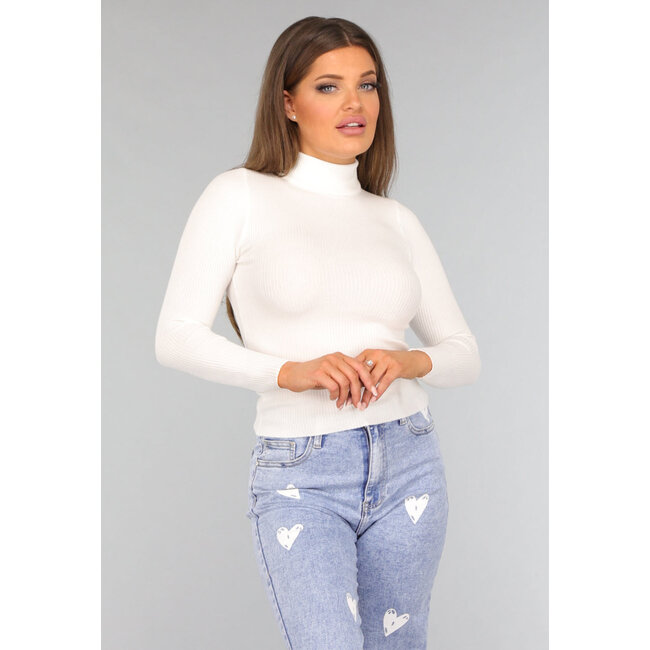 Weißer Rippen-Rollkragenpullover mit langen Ärmeln