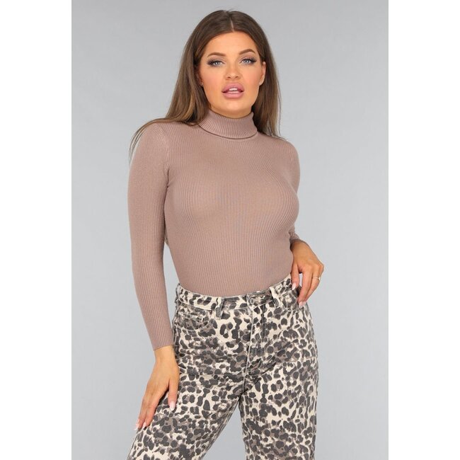 Taupefarbener Pullover aus geripptem Stoff mit Rollkragen