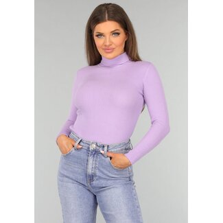 Fliederfarbener Rippen-Rollkragenpullover mit langen Ärmeln