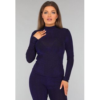 Blaues Glitzertop mit kleiner Farbe