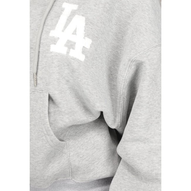 Grauer Hausanzug mit LA-Stickerei