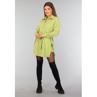 Grüne Bluse mit Bund und Shorts