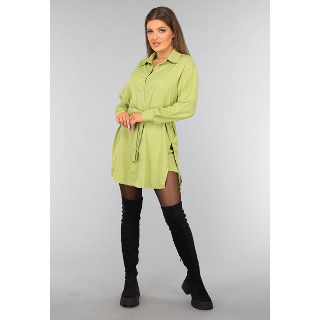 Grüne Bluse mit Bund und Shorts