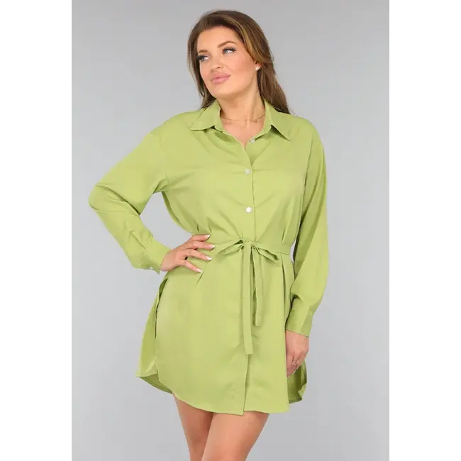 Grüne Bluse mit Bund und Shorts