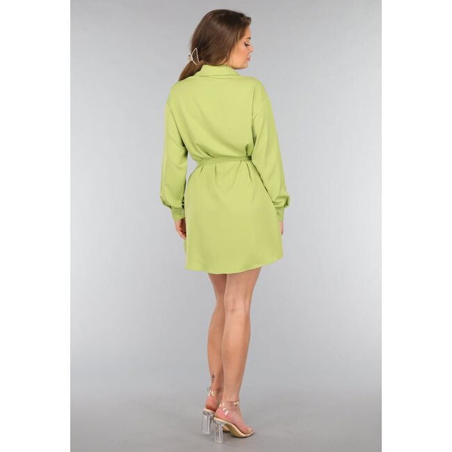 Grüne Bluse mit Bund und Shorts