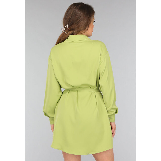 Grüne Bluse mit Bund und Shorts