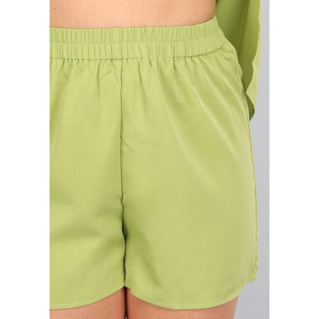 Grüne Bluse mit Bund und Shorts