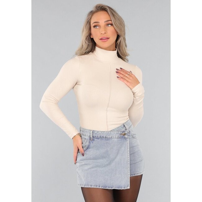 Beigefarbener gerippter Rollkragenpullover