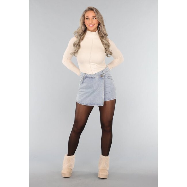Beigefarbener gerippter Rollkragenpullover