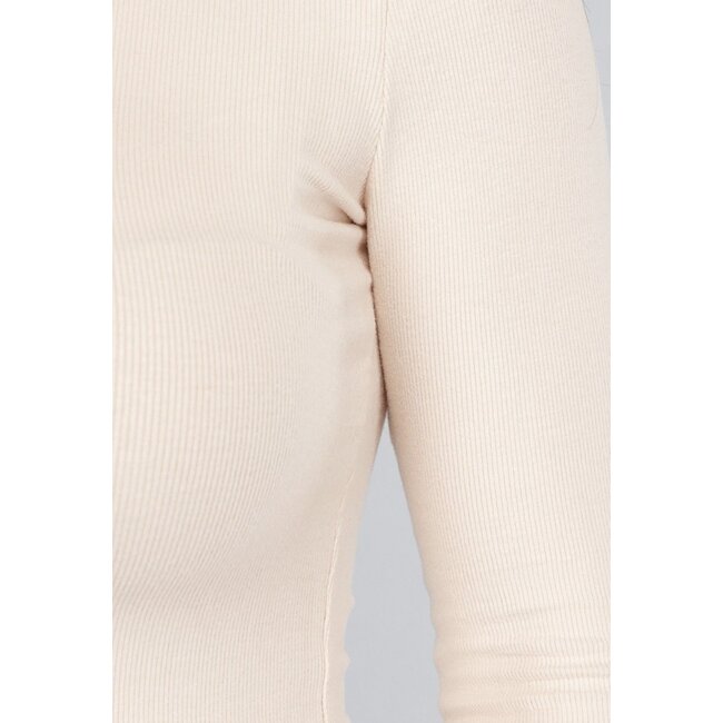 Beigefarbener gerippter Rollkragenpullover