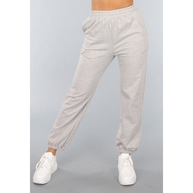 Grauer Jogger mit Ausschnitt