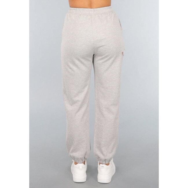 Grauer Jogger mit Ausschnitt